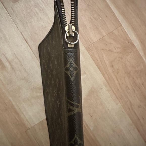 Authentic Louis Vuitton Monogram Document Laptop Case - Picture 9 of 15